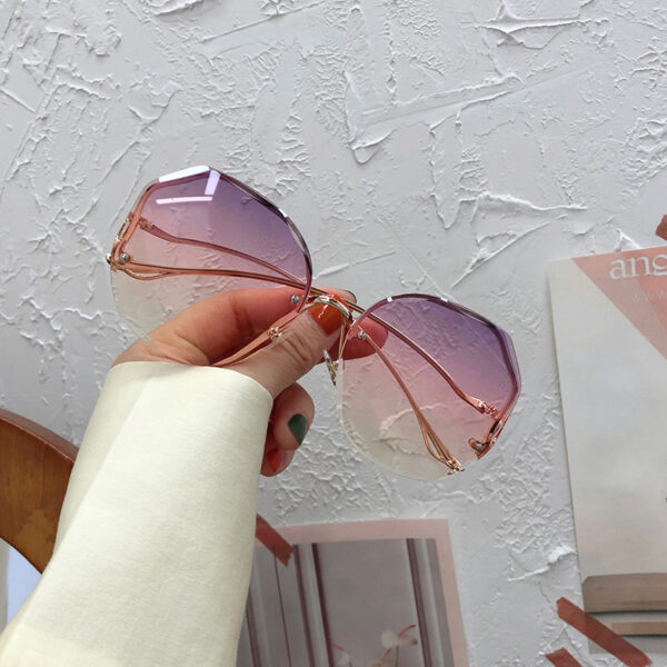 New Frameless Sunglasses Creative Style Crystal Cut Edge Trendy Half Frame Sunglasses Gradient Curved Leg Sunglasses Women