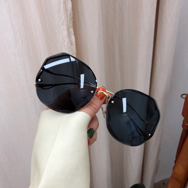 New Frameless Sunglasses Creative Style Crystal Cut Edge Trendy Half Frame Sunglasses Gradient Curved Leg Sunglasses Women