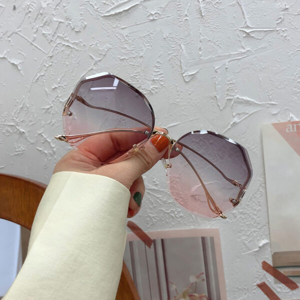New Frameless Sunglasses Creative Style Crystal Cut Edge Trendy Half Frame Sunglasses Gradient Curved Leg Sunglasses Women