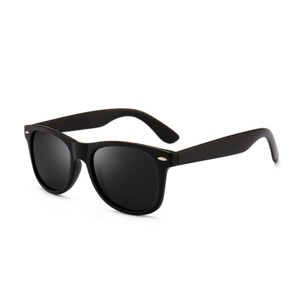 One-piece lens sunglasses