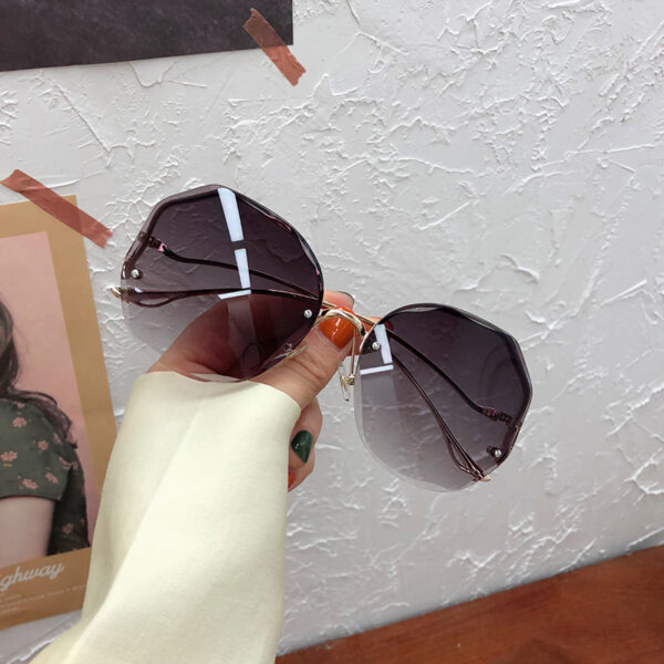 New Frameless Sunglasses Creative Style Crystal Cut Edge Trendy Half Frame Sunglasses Gradient Curved Leg Sunglasses Women